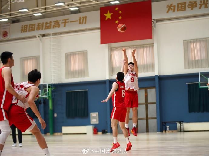  對(duì)抗訓(xùn)練繼續(xù)！中國(guó)男籃最新訓(xùn)練圖集新鮮出爐