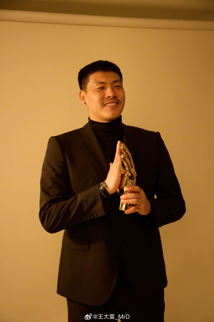  獲中國足球金手套獎，王大雷發(fā)文：既是榮譽也是鞭策自己的動力