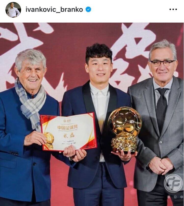 出席中國金球獎頒獎儀式，伊萬曬與武磊、米盧同框照片