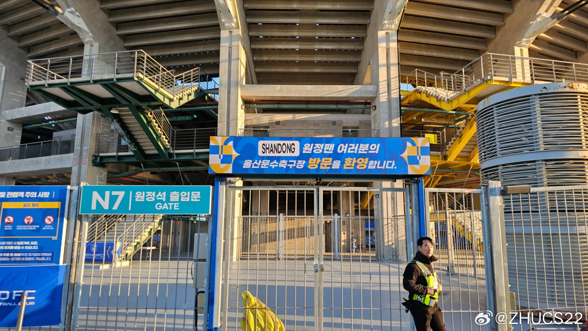  博主：蔚山現(xiàn)場工作人員、轉(zhuǎn)播車、安保在準(zhǔn)備撤場，場外一片安靜