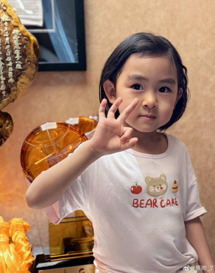  三分大賽三冠王！原帥曬三冠獎杯：完成了女兒給安排的任務(wù)！
