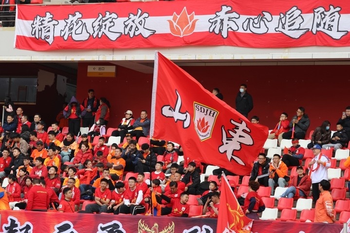 主場上萬名球迷的吶喊助威，給山東體彩女足征戰(zhàn)女超增添了能量與動(dòng)力