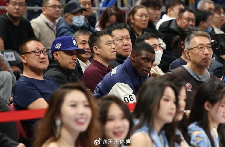  真籃球迷！國安外援法比奧攜玉昆外援科斯塔來到五棵松觀戰(zhàn)CBA