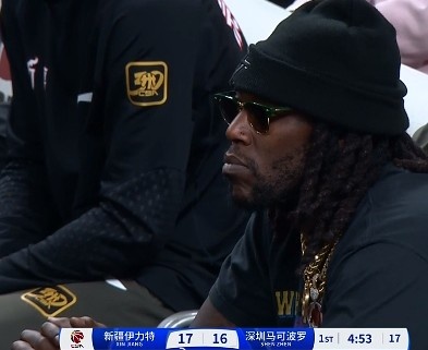  哦呦？你來了！新疆新外援哈雷爾場邊觀戰(zhàn)新疆主場vs深圳的比賽