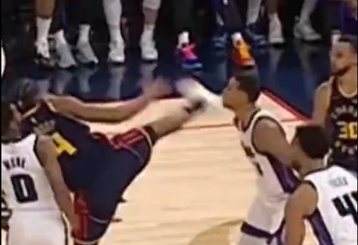  抬腳過(guò)高踢到了對(duì)手下巴！NBA官方：穆迪這一動(dòng)作被判1級(jí)惡犯