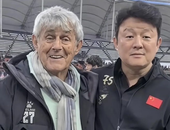  有點(diǎn)像？米盧差點(diǎn)將青島籍演員張磊誤認(rèn)為是孫繼海