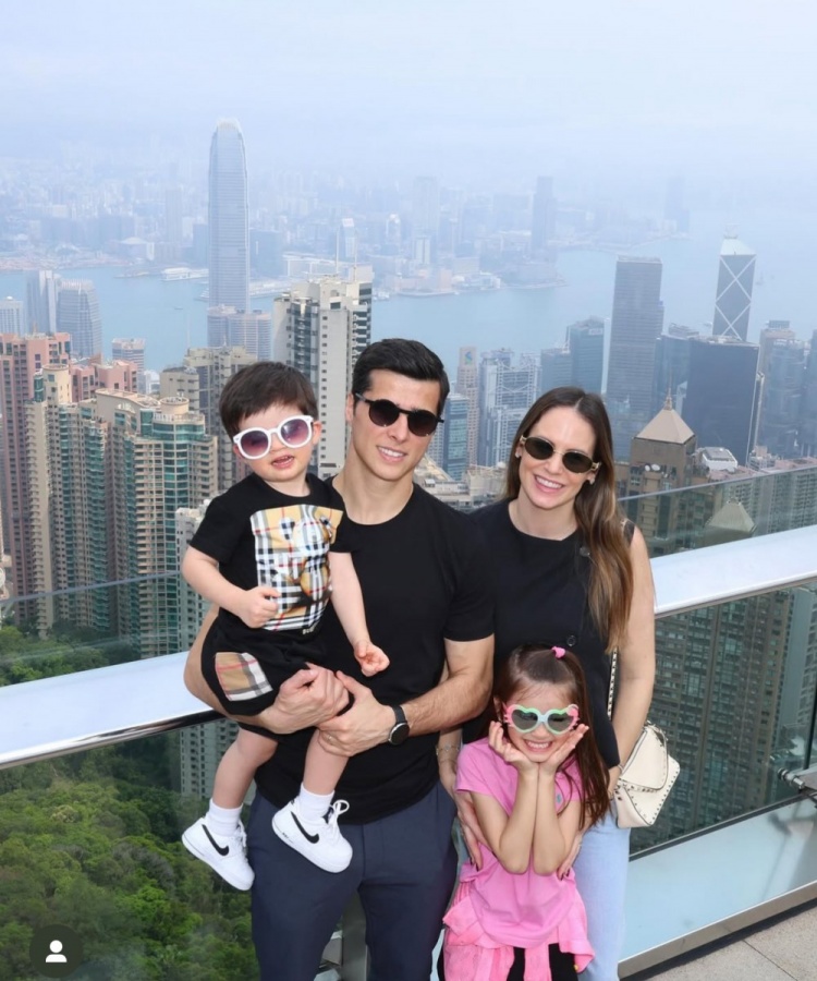 特謝拉帶家人赴中國香港過周末，陳晉一留言：這是個好地方