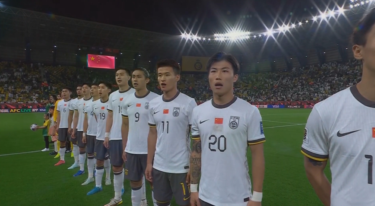  大戰(zhàn)一觸即發(fā)！賽前國(guó)歌儀式，國(guó)足首發(fā)11人高唱國(guó)歌