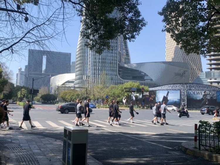  心態(tài)放松，有網(wǎng)友拍到澳大利亞隊早上在萬象城citywalk