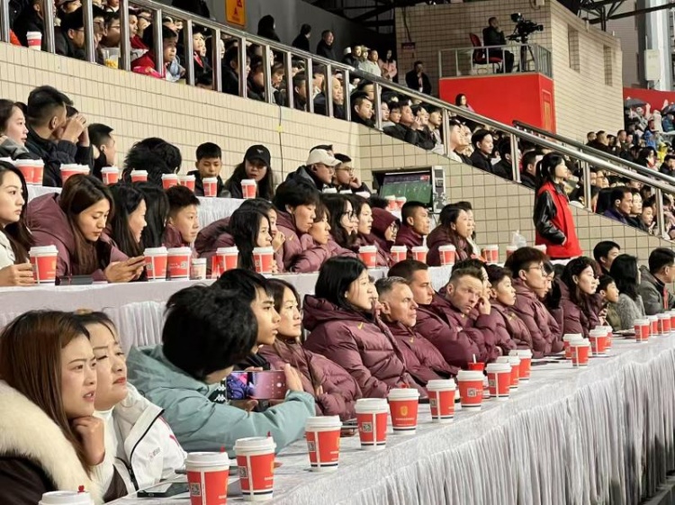  北青體育：中國女足現(xiàn)身中甲賽場，觀看重慶銅梁龍vs遼寧鐵人