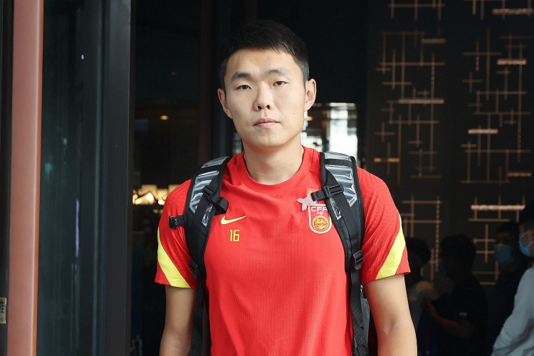  媒體人：國足征召5名邊后衛(wèi)真的有必要嗎？中場堆積眾多8號位
